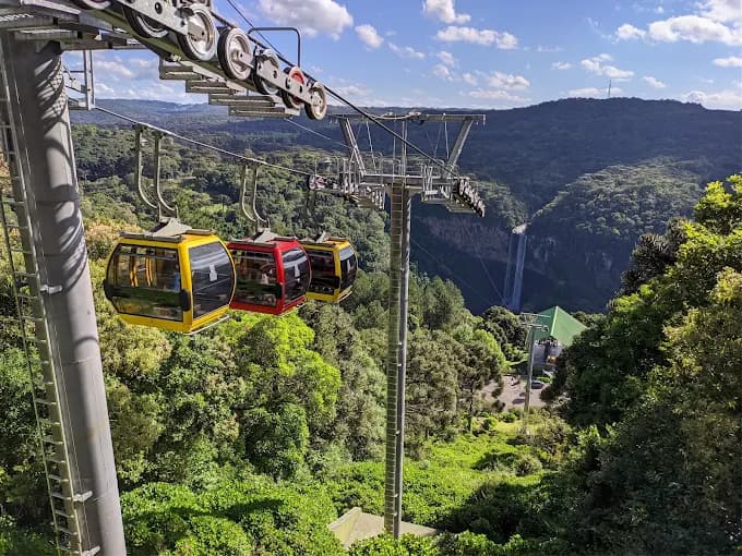 Canela, na Serra Gaúcha — Parque do Caracol, Catedral de Pedra e bondinhos aéreos